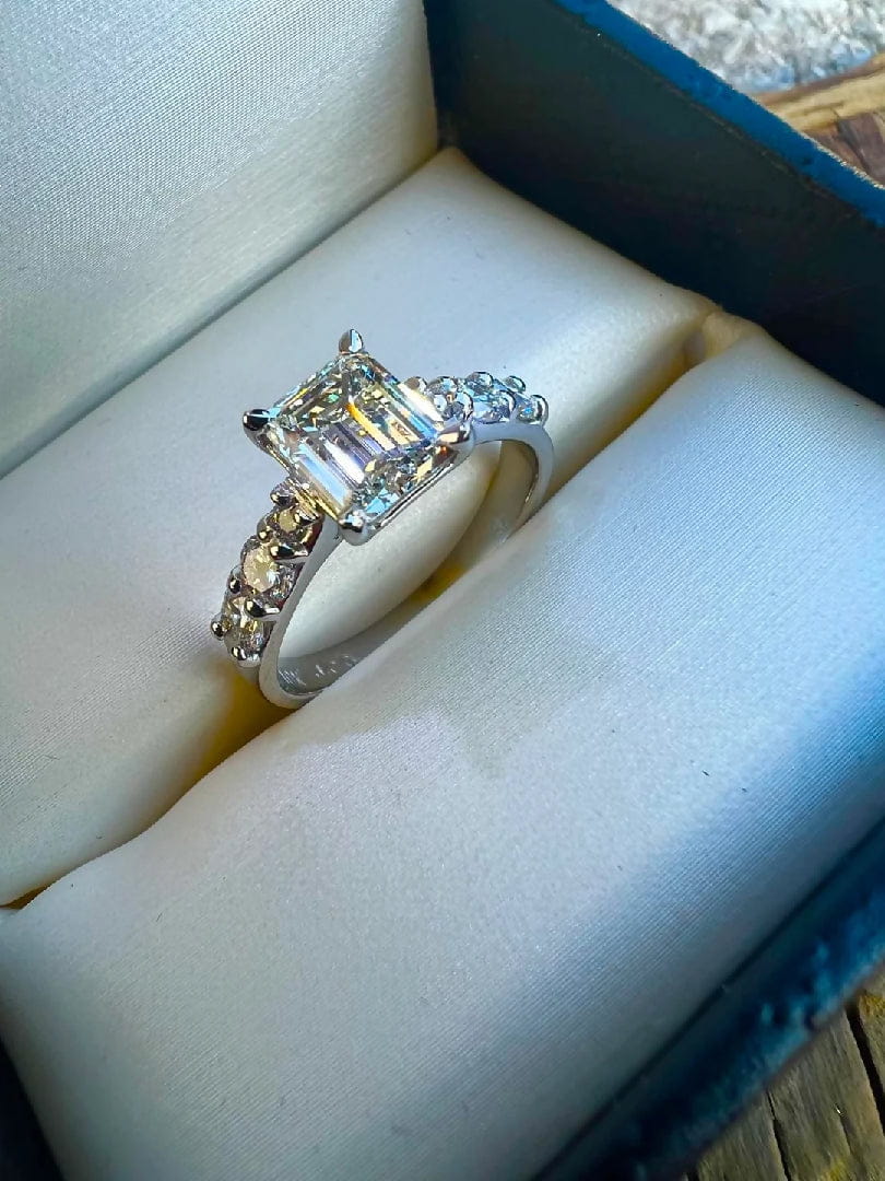 Bijouterie Jean-Claude Gagnon | RINGS Bague en or blanc avec diamant coupe émeraude